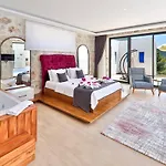 וילה İslamlar 2 Bedroom Secluded With Private Pool Hot Tub קלקן